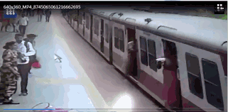 印度女子衣服卡行驶的火车门上被拖行数米险丧命 国际 太湖明珠