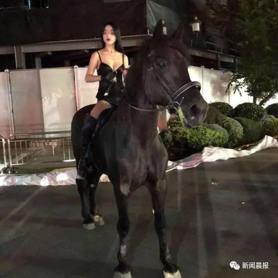 吊带美女深夜上海闹市骑马 抖音疑似骑马女已