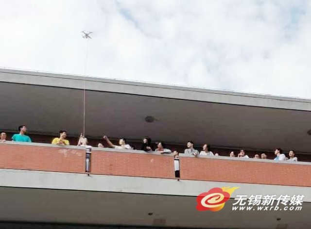 高考前夕,一中校长用无人机为学生送祝福