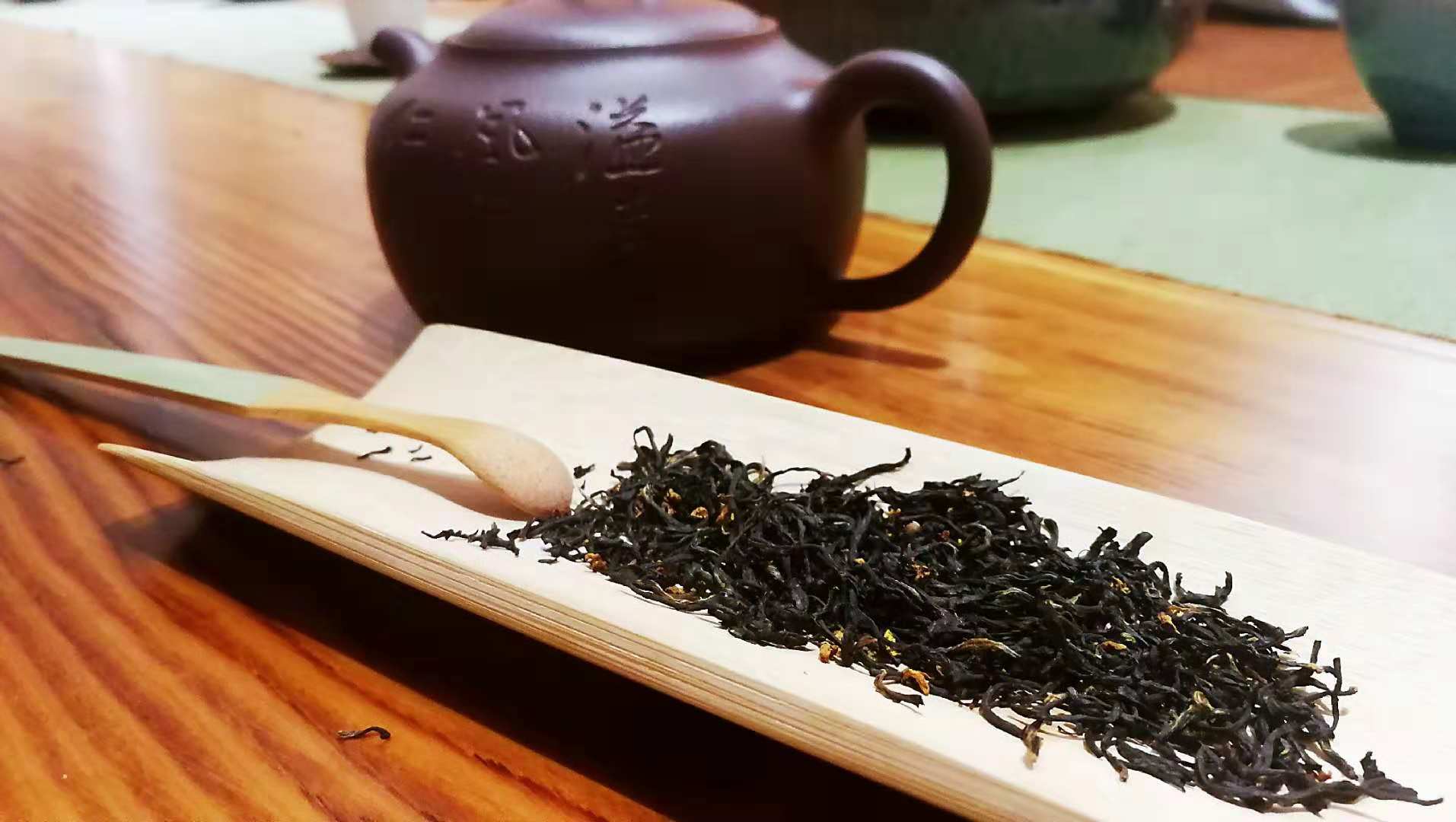 出700斤左右 而且 由于制作工艺复杂,要求又高 目前除了阳羡贡茶院外