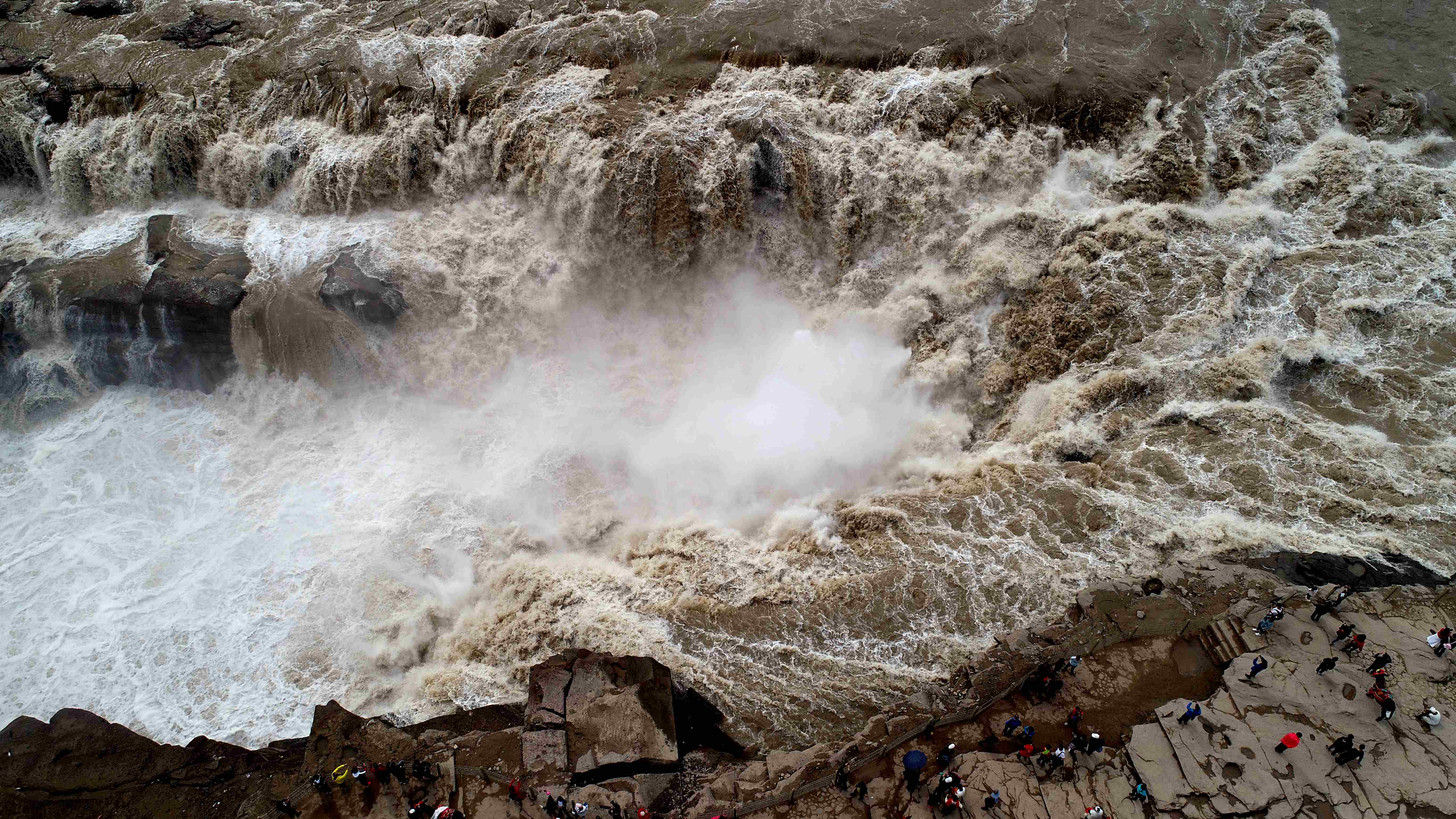 飞"阅"壶口瀑布"桃花汛"