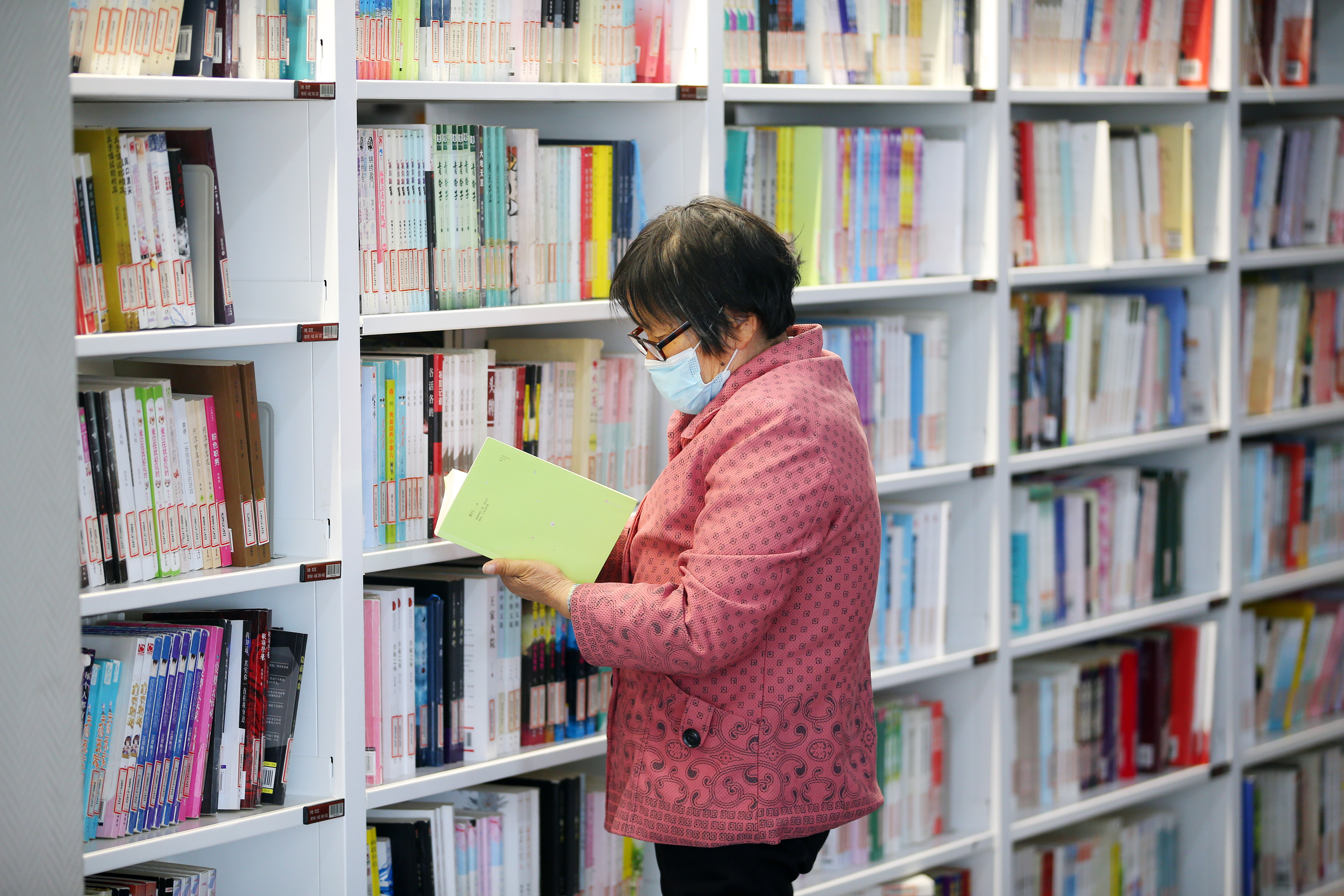4月23日,读者在江苏省南通市图书馆内阅读. 新华社发(徐培钦 摄)
