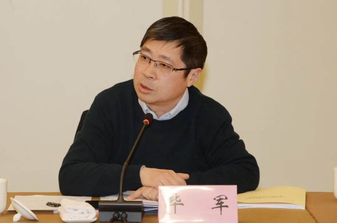 黄钦主持召开经济社会领域专家座谈会