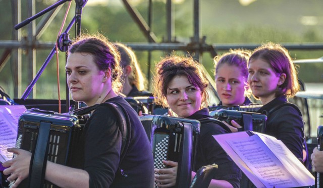 德国青年手风琴乐团在鹅湖玫瑰园盛情演出